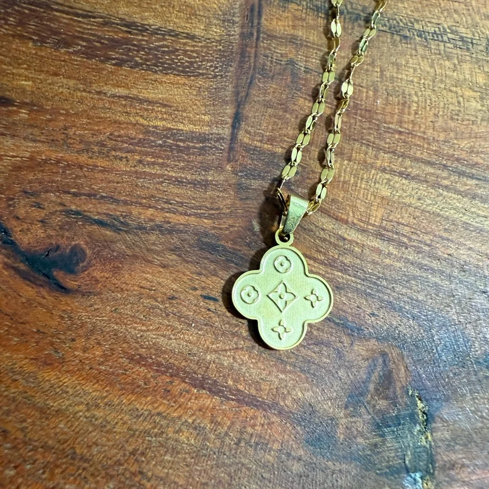 Women’s Gold Clover Stainless Steel Necklace Printed Clover Flower W Lip Chain